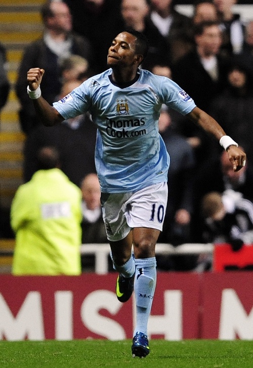 时隔27年重返世界杯正赛，苏格兰多地机场打出广告牌标语庆祝