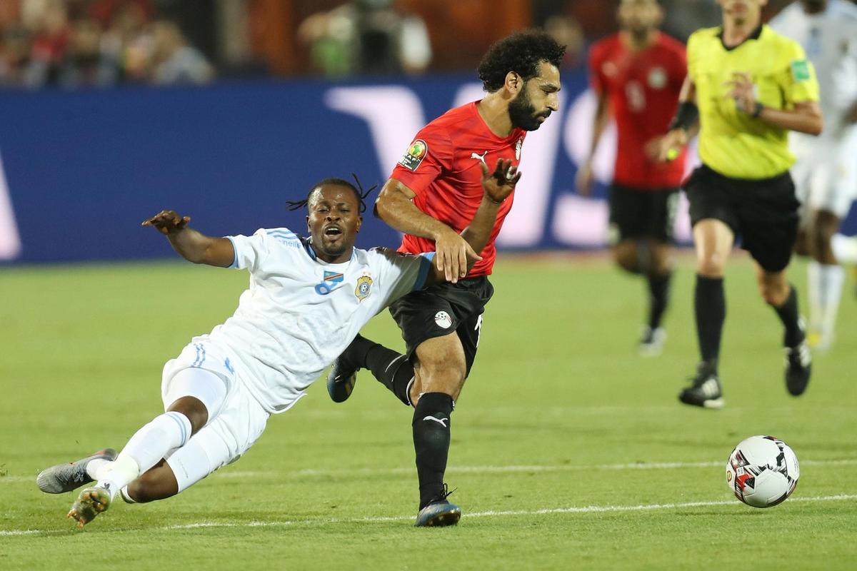 残特奥会游泳比赛现场，教练为何拿着绑着球的长杆，比赛中途还要敲击运动员？这背后是一份无声的默契