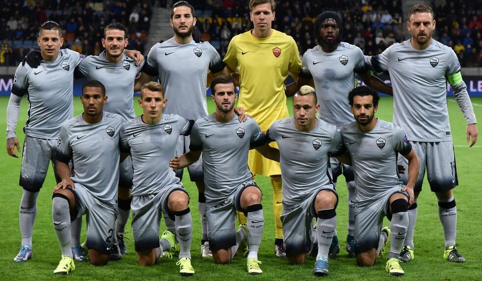 胡尔克完成职业生涯500球里程碑，球迷打出巨型TIFO致敬