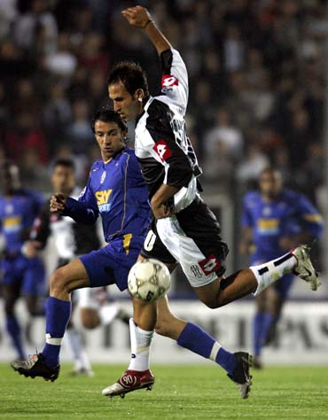 米体：安古伊萨将伤缺三到四个月，那不勒斯中场人手更显紧张