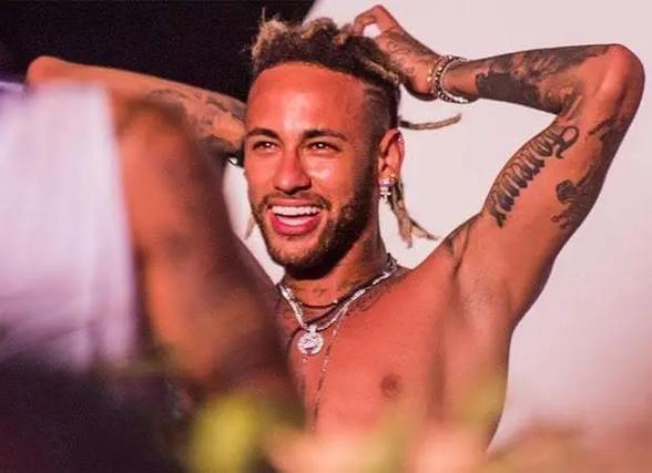 安切洛蒂：贝林厄姆风格像卡卡，他很聪明总能出现在关键位置（安切洛蒂赞贝林厄姆：风格近卡卡，聪明跑位常现关键位置）