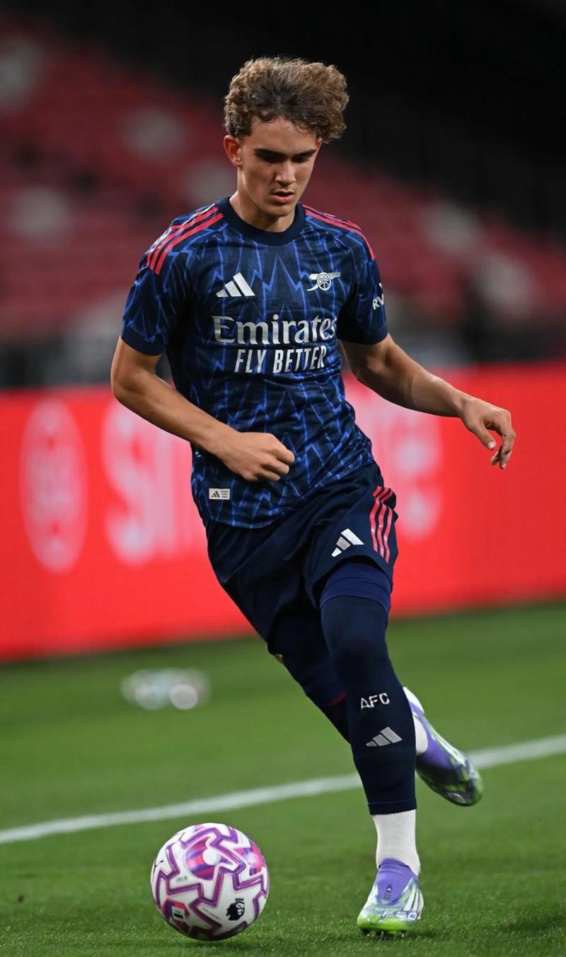 阿尔及利亚vs苏丹首发：马赫雷斯领衔！小齐达内、曼迪在列（阿尔及利亚战苏丹首发公布：马赫雷斯挂帅，小齐达内、曼迪入选）