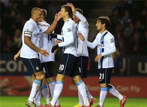 曼联、利物浦近五轮各1胜，英超积分榜曼联积22分，领先利物浦。（英超近五轮曼联与利物浦各仅一胜，曼联22分暂压利物浦）